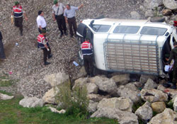 Yolcu minibüsü köprüden uçtu: 2 ölü