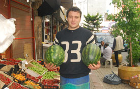 Manavcı ürünü çöpe atıyor