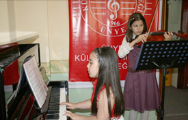 Miniklerden piyano ve keman konseri