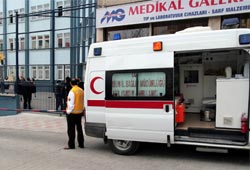 Okulda ambulansa bariyer engeli