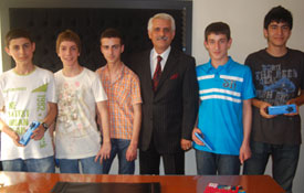 Başarılı öğrencilerini ödüllendirdi