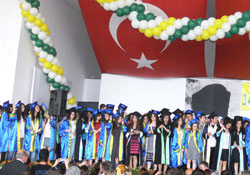 Anadolu Lisesinde mezuniyet coşkusu