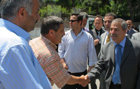 Demirtaş, velilerle bekledi