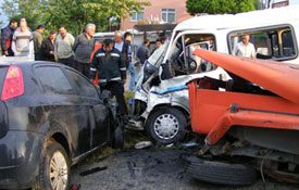 Trafik kazasında ölümden dönüldü