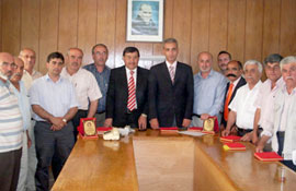 Katkıda bulunanlara plaket verildi