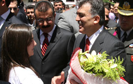 Cumhurbaşkanı Gül, stant açılışı yaptı