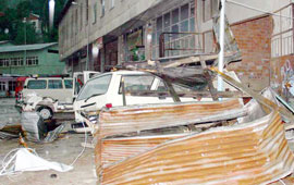 Hortumda çok sayıda işyeri zarar gördü