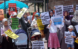 Başörtüsü yasağı, protesto edildi