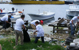 Çevreyi el birliğiyle temizlediler