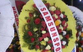 Taraftarı kızdıran çelenk