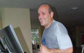 Formunu spor  yaparak koruyor