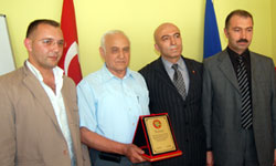 Eski Başkan'a plaket