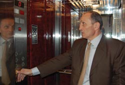 Asansörlere yakın takip