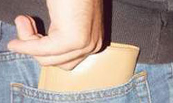 Çantasındaki cüzdanını...