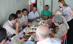 Şahin, esnaf ile...