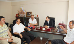 Genç, gazetecilere...