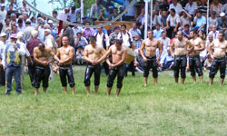 Dikmende güreş ve kebap...