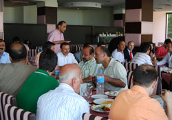 Genç, gazetecilerle...