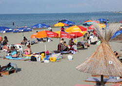 Yakakent plajları tıklım tıklım