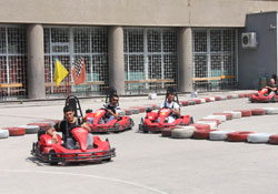 Okul bahçesinde karting heyecanı