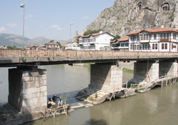 Tarihi köprü onarılıyor