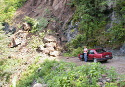 Köy yolu heyelan nedeniyle kapandı