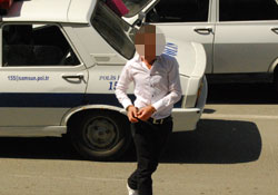 Polis aracının camını kırdı