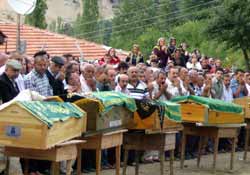 Feci kazada ölenler toprağa verildi