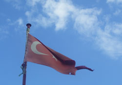 Bayrağa yapılan saygısızlıktır!