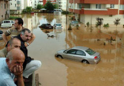 Kızılaydan sel bölgesine yardım