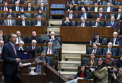 "Demokrasi yolunda durmak yok"