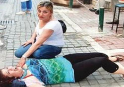 Sevgilisi sokakta kaburgasını kırdı