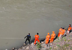 Kayıp askeri 100 kişi arıyor