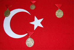 Gaziler madalyaları antikacıdan aldı