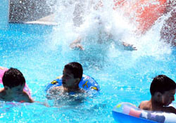 Aquaparkda serinliyorlar