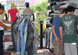 Elinden geleni yapıyor