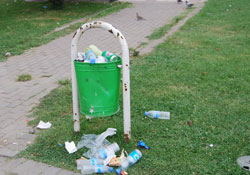 Parklar çöplerle dolu!