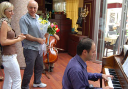 Onuncu Yıl Marşı ile karşılandı