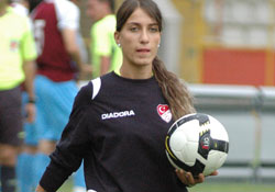 Dördüncü hakemlik yaptı