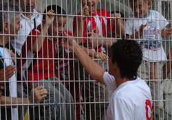 Küçük hayranı Trabzon'a gitmesini istemedi