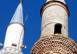 Ayrı dönemlere ait minareler yan yana