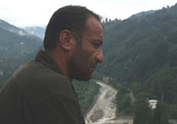 Ekmeğini minarelerden kazanıyor