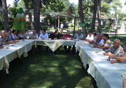 BAŞKAN MUHTARLARLA BİR ARAYA GELDİ