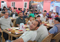 Genç, iftar yemeği dağıttı