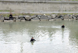 Dalgıçlar ceset arıyor