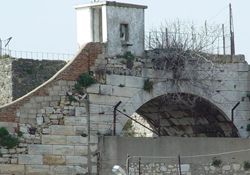Tarihi cezaevine turist akını