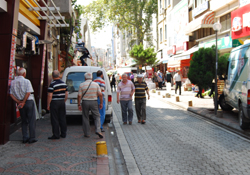 Yayalar yolda, araçlar kaldırımda