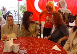 Komutan eşlerinden şefkat