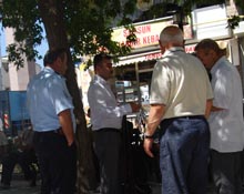 Camii avlusunda seyyar satıcı