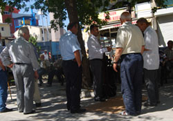 Camii avlusunda seyyar satıcı